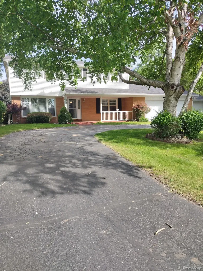 3209 Lakeside Drive Shelby Charter Township MI 48316