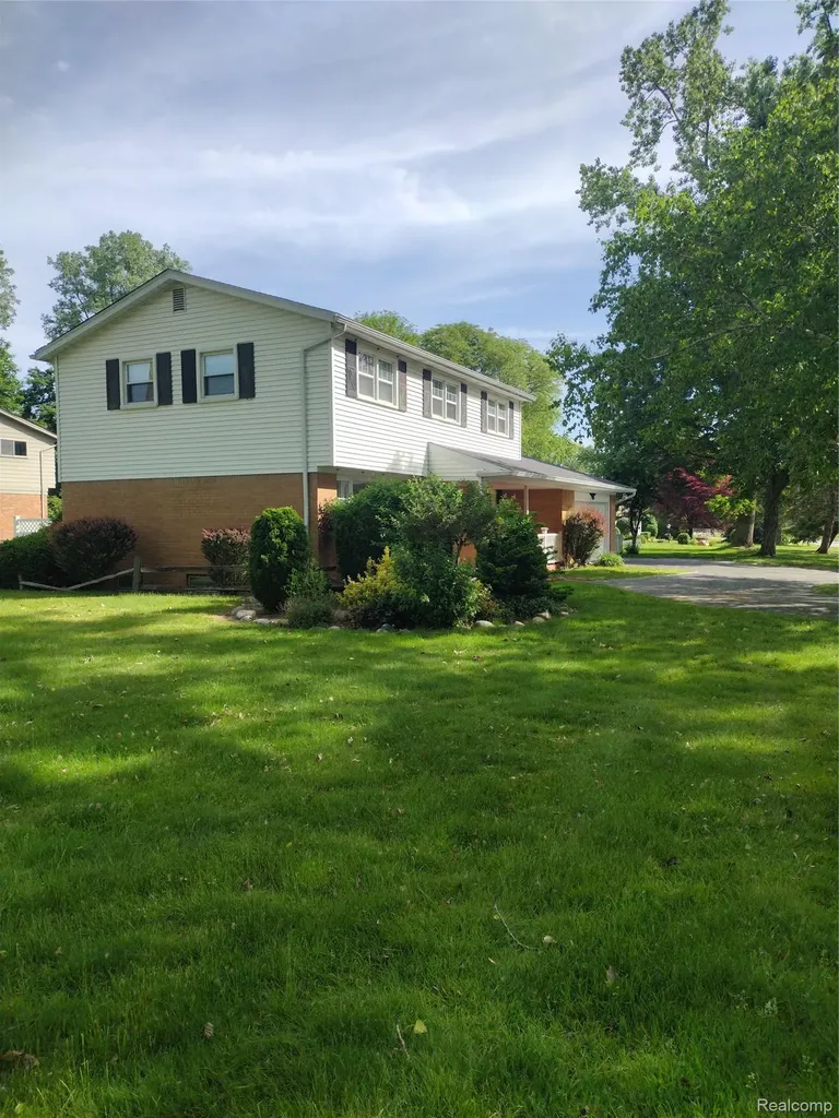 3209 Lakeside Drive Shelby Charter Township MI 48316