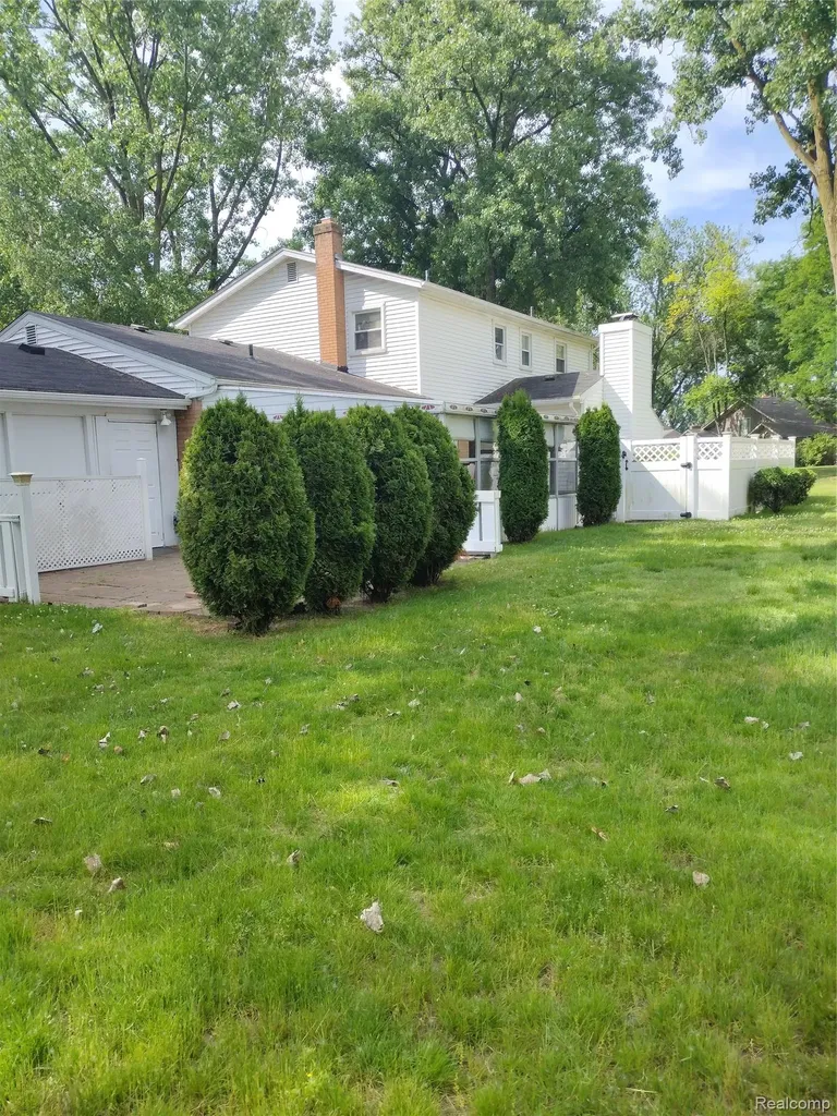 3209 Lakeside Drive Shelby Charter Township MI 48316