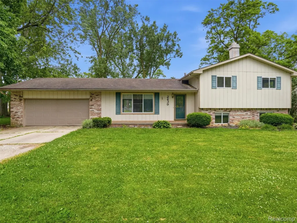 2439 N Long Lake Road Fenton Charter Township MI 48430