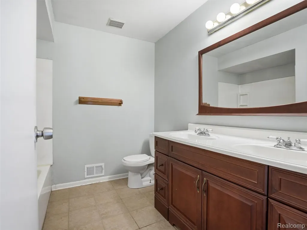 2439 N Long Lake Road Fenton Charter Township MI 48430
