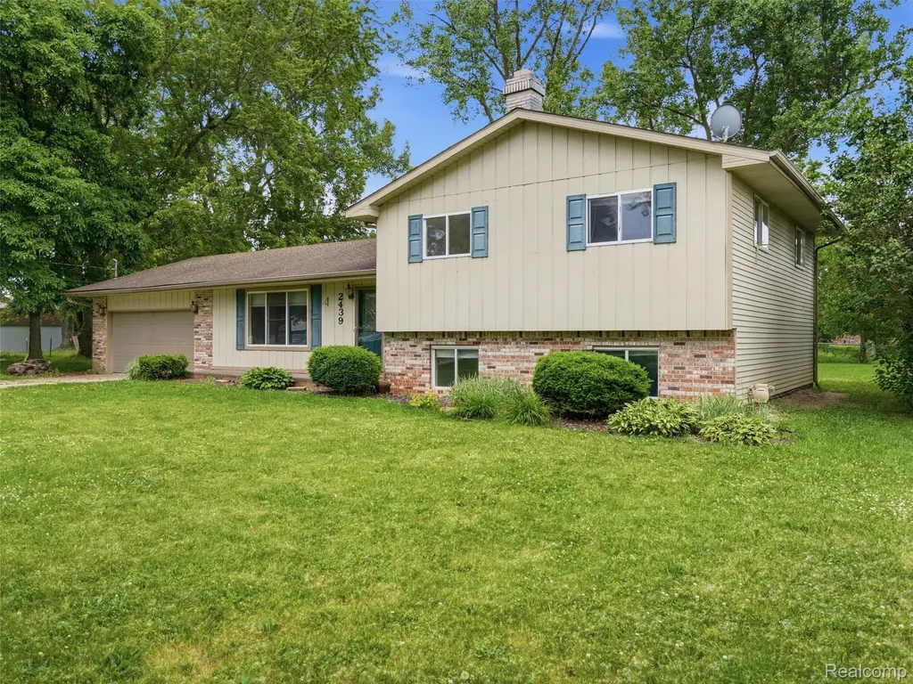2439 N Long Lake Road Fenton Charter Township MI 48430