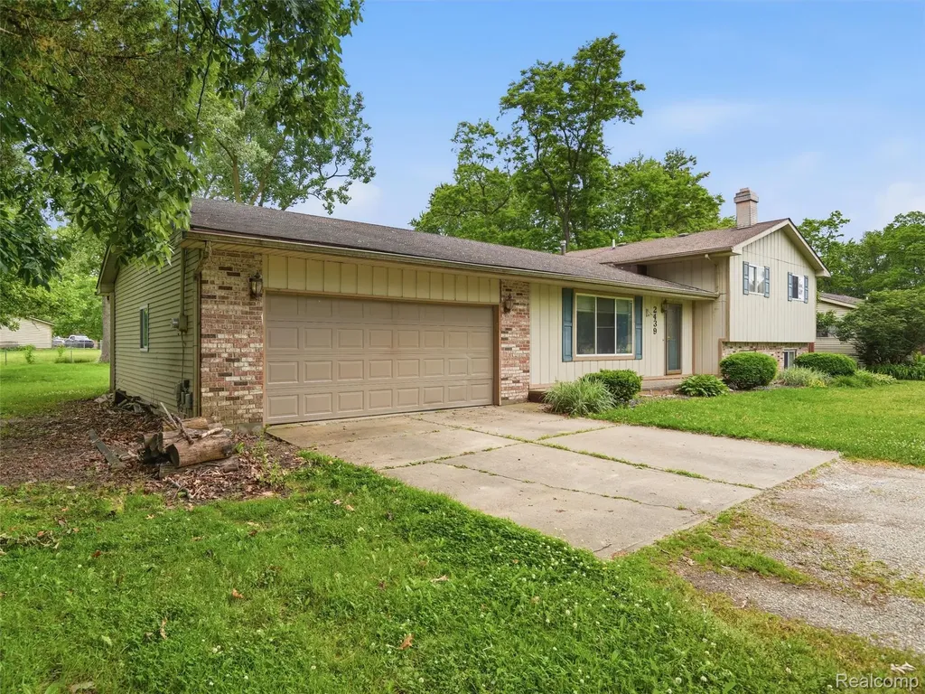 2439 N Long Lake Road Fenton Charter Township MI 48430