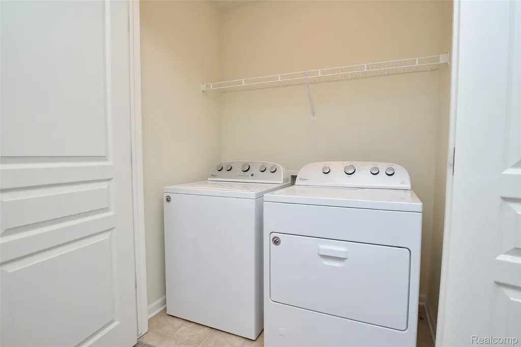 2888 Glenbar Circle Rochester Hills City MI 48307