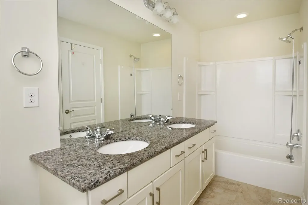 2888 Glenbar Circle Rochester Hills City MI 48307