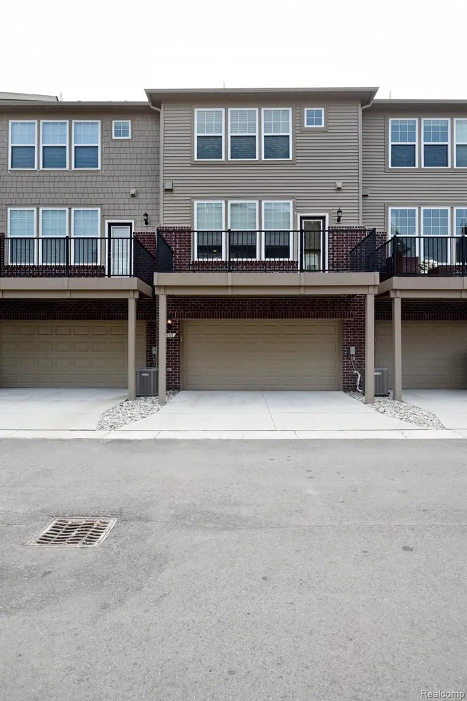 2888 Glenbar Circle Rochester Hills City MI 48307