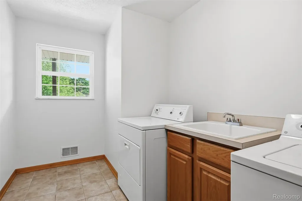 4482 Pleasant Valley Road Brighton Township MI 48114