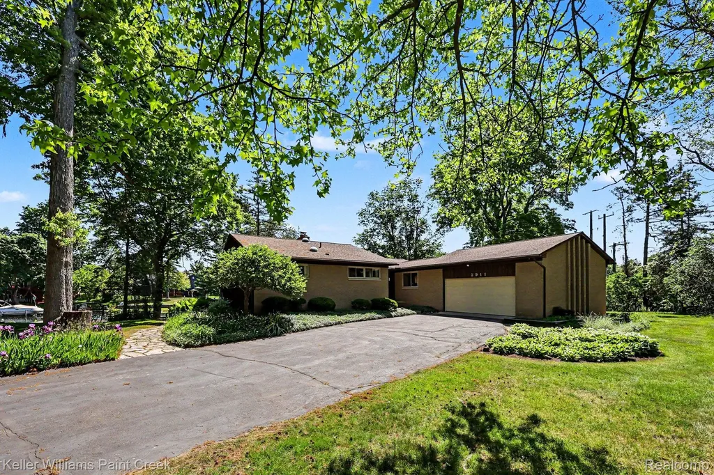 2911 Walmsley Circle Drive Orion Charter Township MI 48360