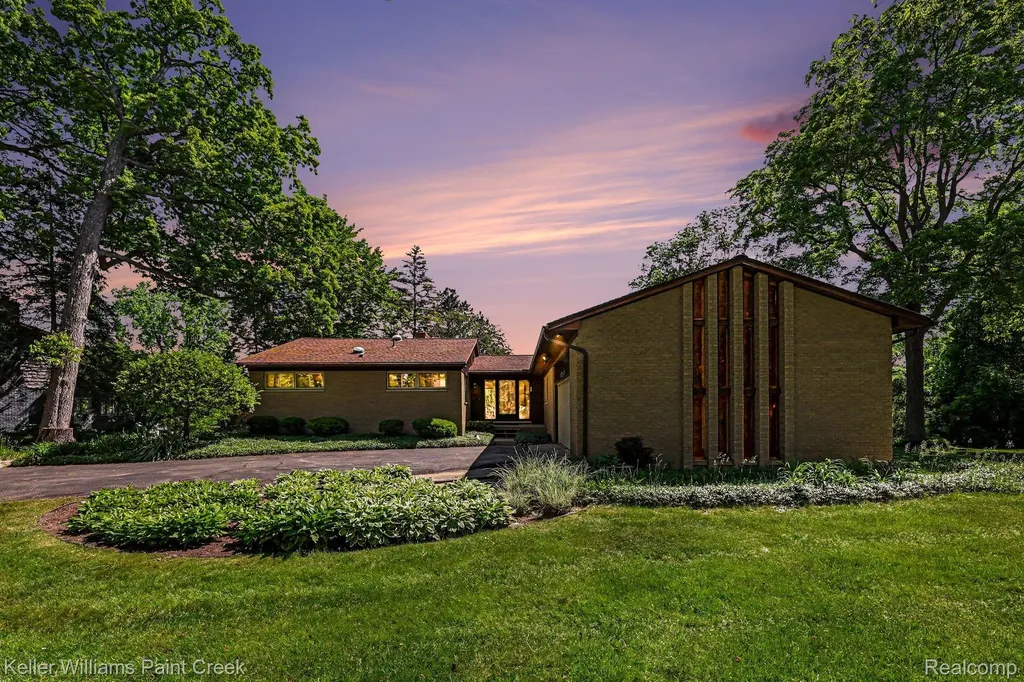 2911 Walmsley Circle Drive Orion Charter Township MI 48360
