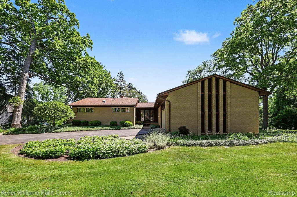 2911 Walmsley Circle Drive Orion Charter Township MI 48360