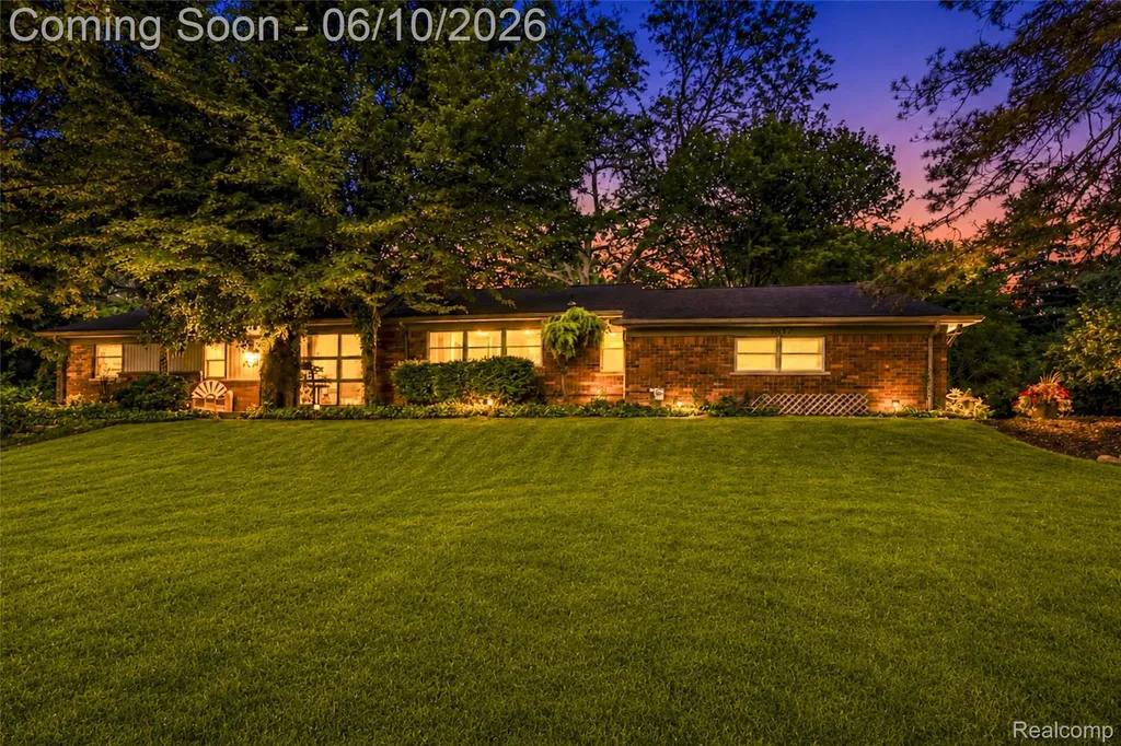 3887 Stonecrest Road West Bloomfield Charter Township MI 48322