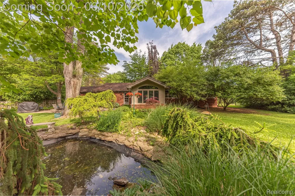 3887 Stonecrest Road West Bloomfield Charter Township MI 48322