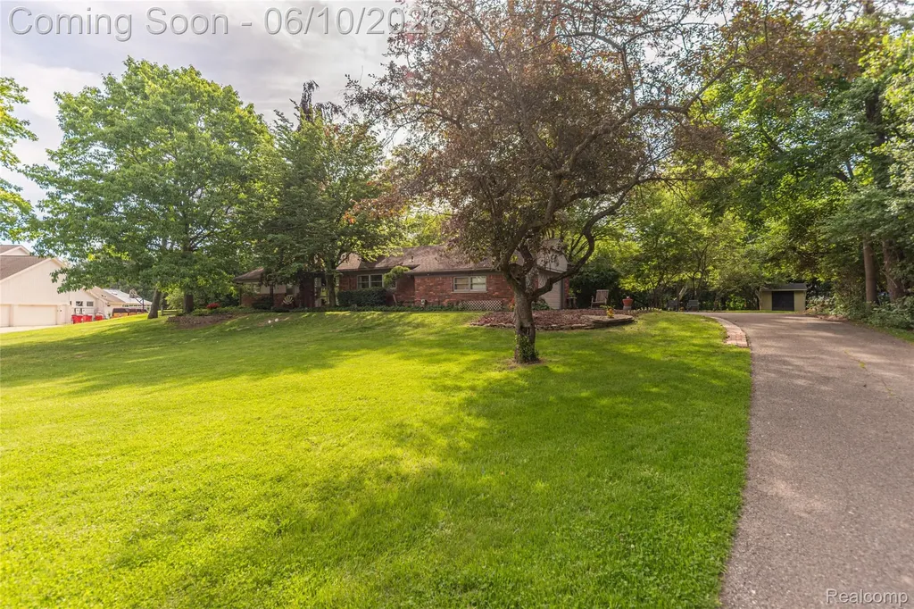 3887 Stonecrest Road West Bloomfield Charter Township MI 48322
