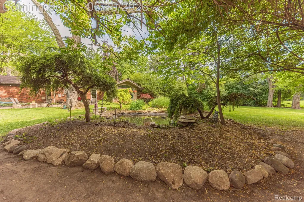3887 Stonecrest Road West Bloomfield Charter Township MI 48322