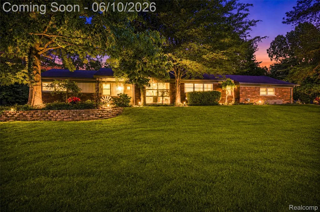 3887 Stonecrest Road West Bloomfield Charter Township MI 48322