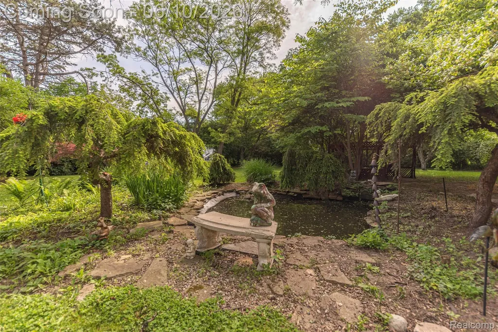 3887 Stonecrest Road West Bloomfield Charter Township MI 48322