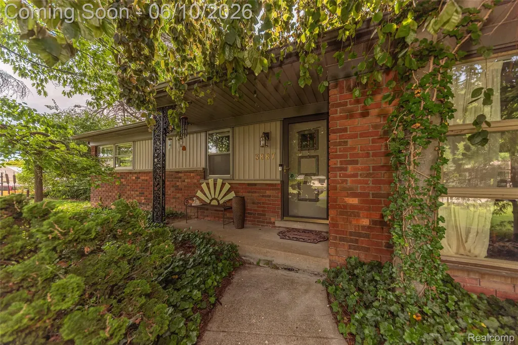 3887 Stonecrest Road West Bloomfield Charter Township MI 48322