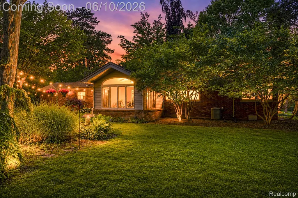 3887 Stonecrest Road West Bloomfield Charter Township MI 48322
