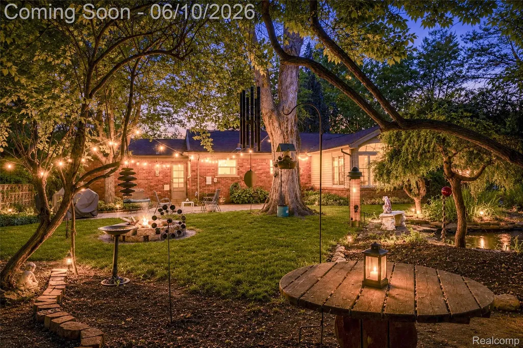 3887 Stonecrest Road West Bloomfield Charter Township MI 48322