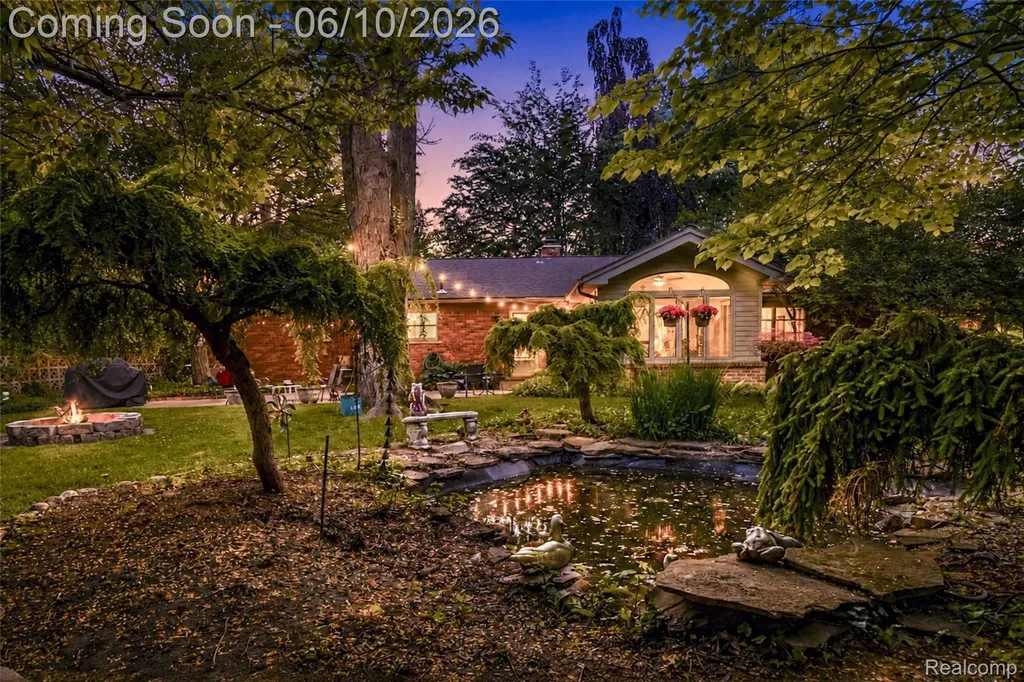 3887 Stonecrest Road West Bloomfield Charter Township MI 48322