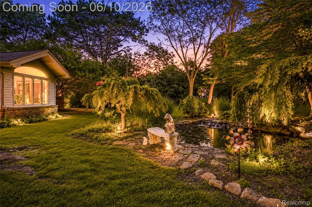 3887 Stonecrest Road West Bloomfield Charter Township MI 48322