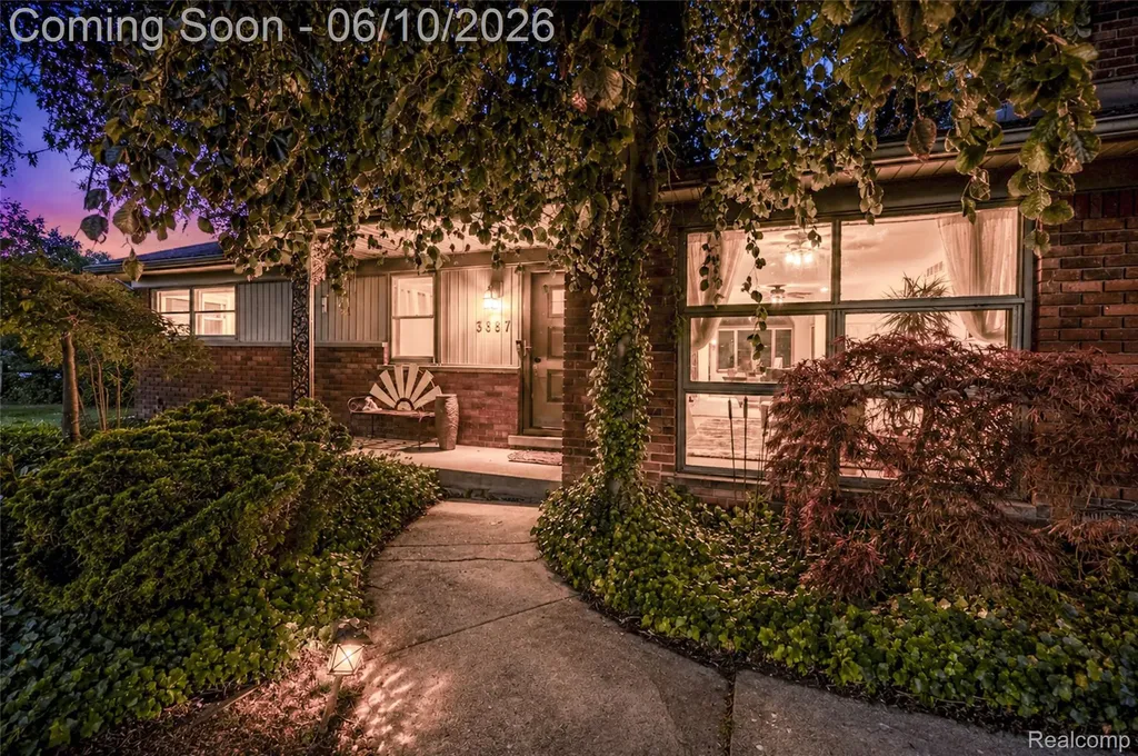 3887 Stonecrest Road West Bloomfield Charter Township MI 48322