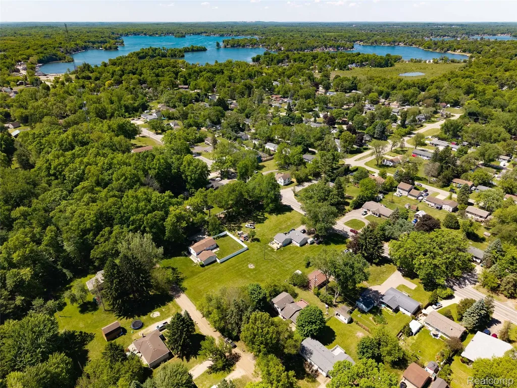 5069 Warmbriar Drive White Lake Charter Township MI 48383
