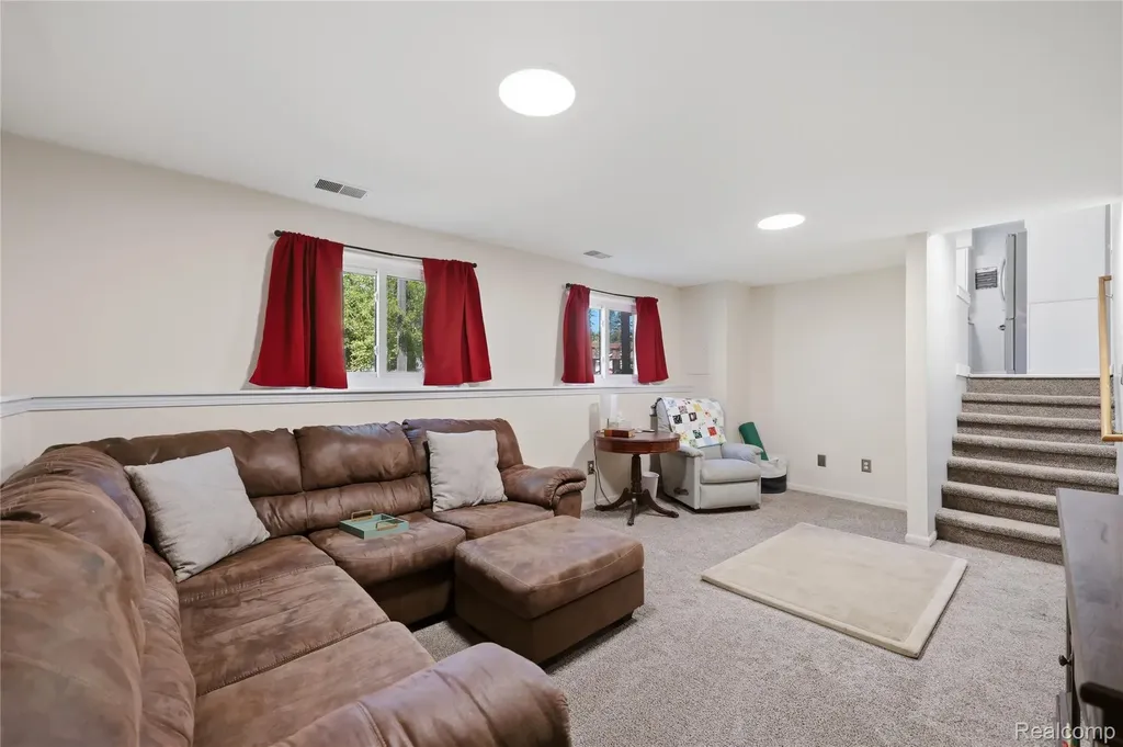 5069 Warmbriar Drive White Lake Charter Township MI 48383