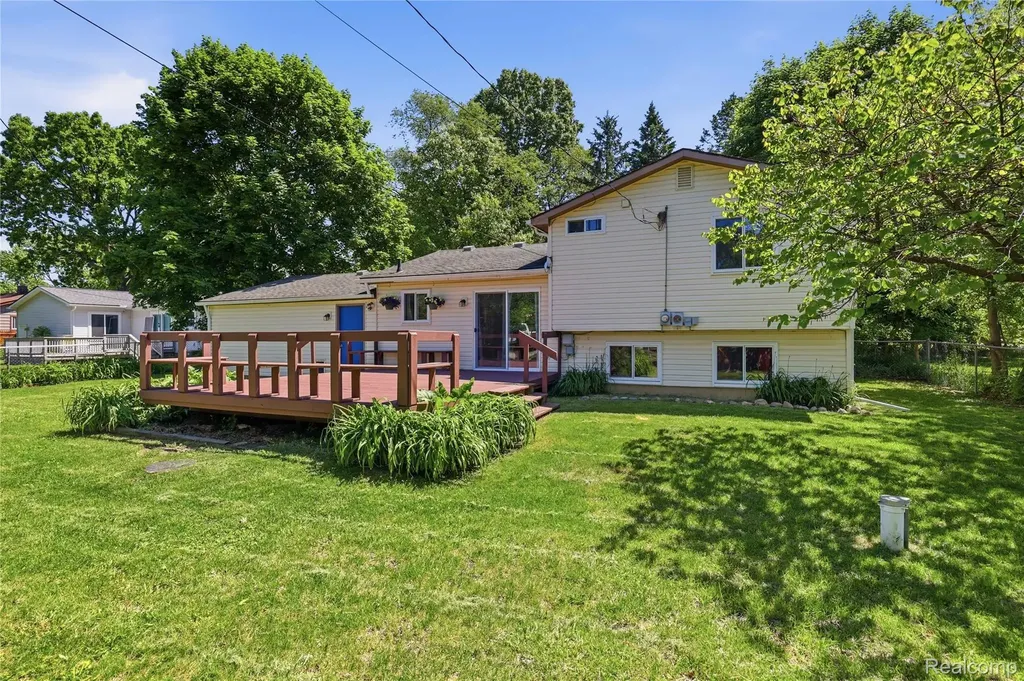 5069 Warmbriar Drive White Lake Charter Township MI 48383