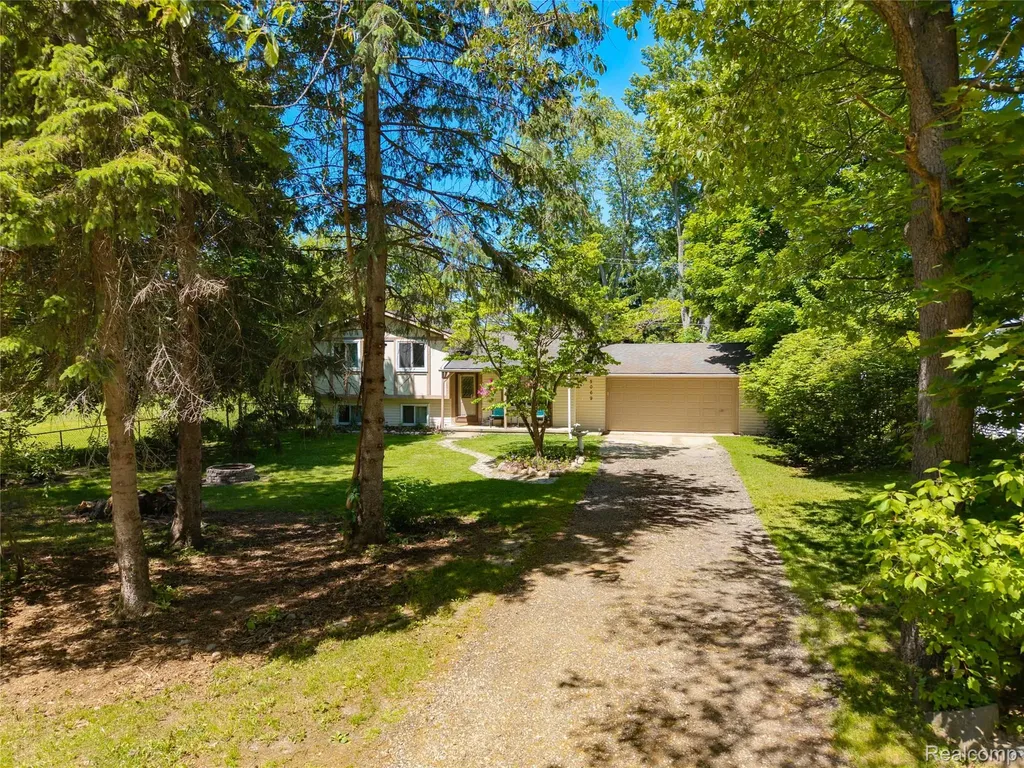 5069 Warmbriar Drive White Lake Charter Township MI 48383