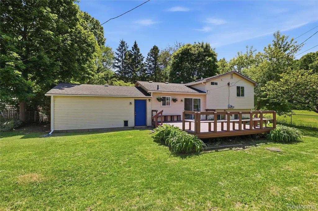 5069 Warmbriar Drive White Lake Charter Township MI 48383
