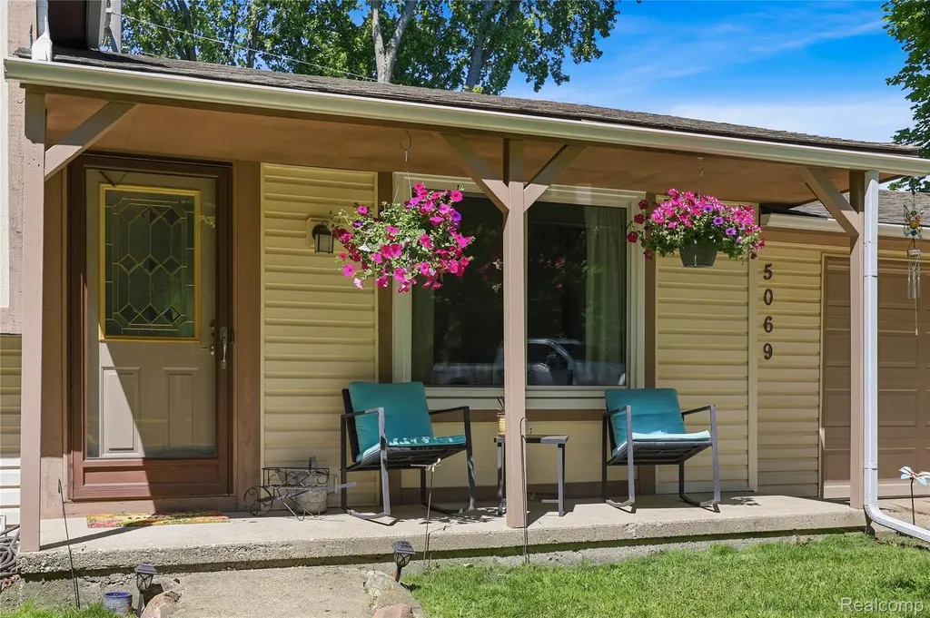5069 Warmbriar Drive White Lake Charter Township MI 48383