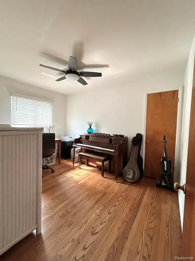 29701 Sherry Avenue Madison Heights City MI 48071