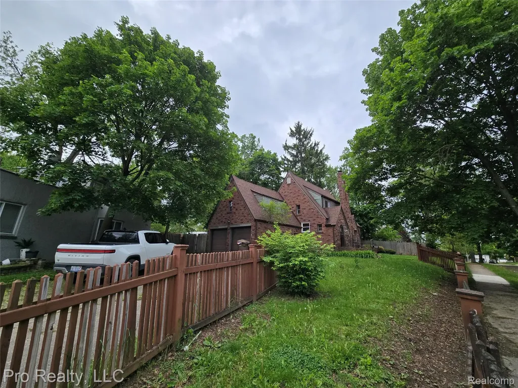 135 Wenonah Drive Pontiac City MI 48341