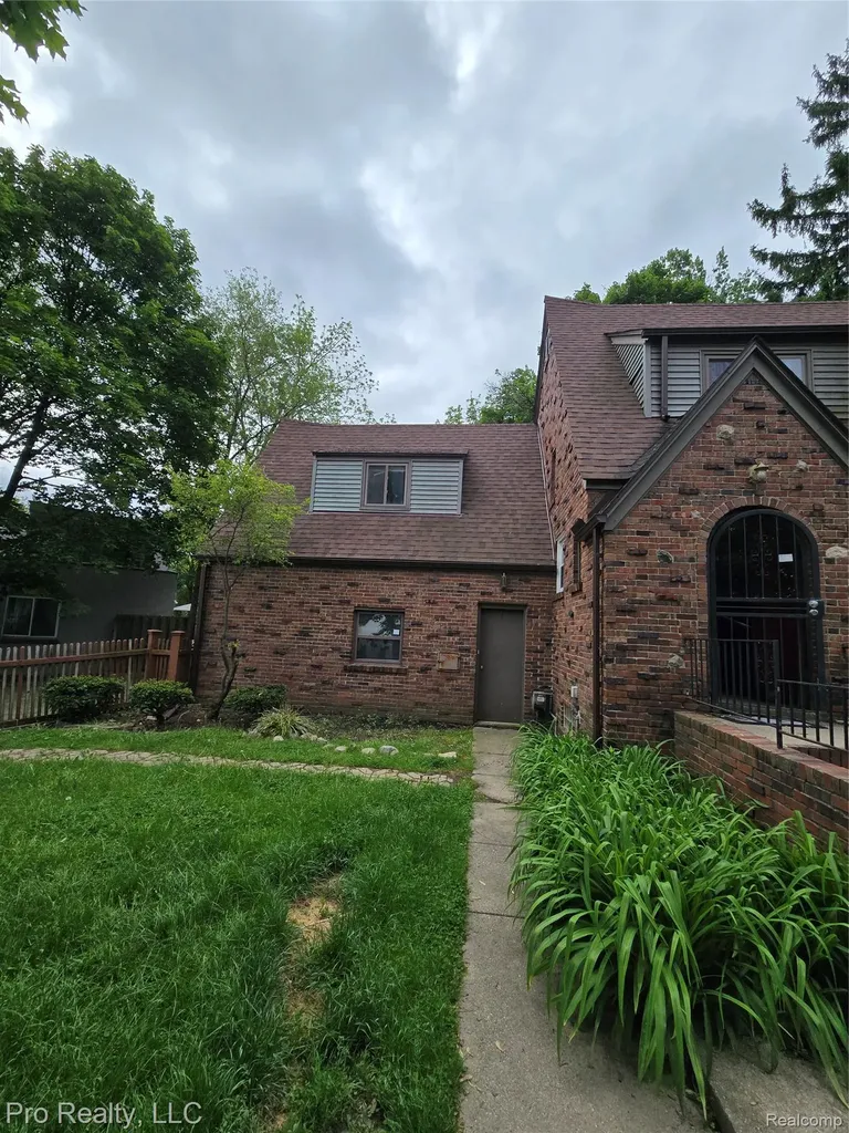 135 Wenonah Drive Pontiac City MI 48341