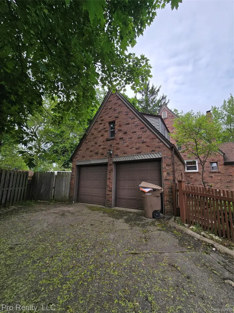 135 Wenonah Drive Pontiac City MI 48341