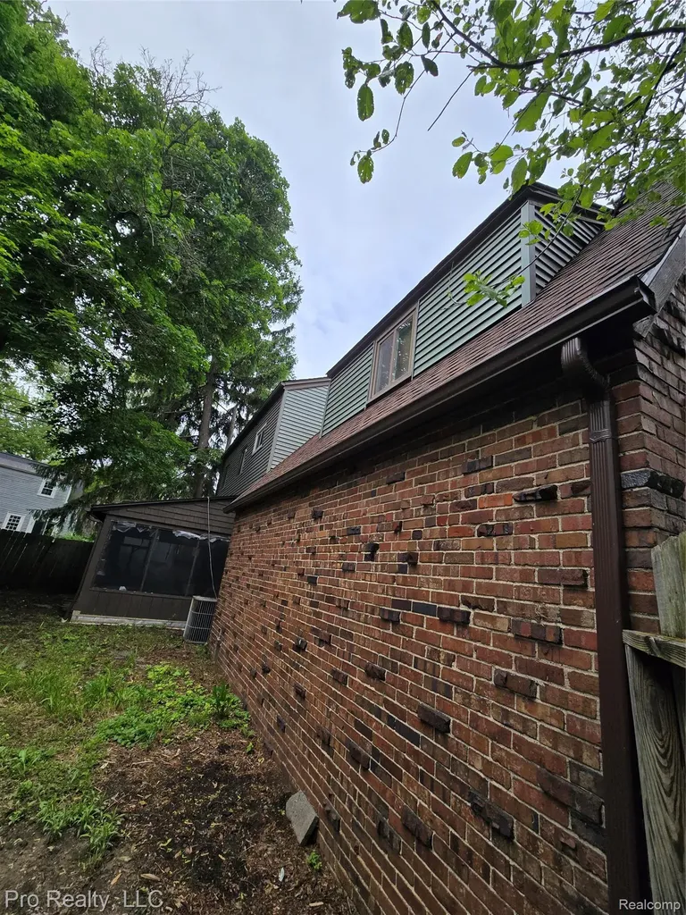 135 Wenonah Drive Pontiac City MI 48341
