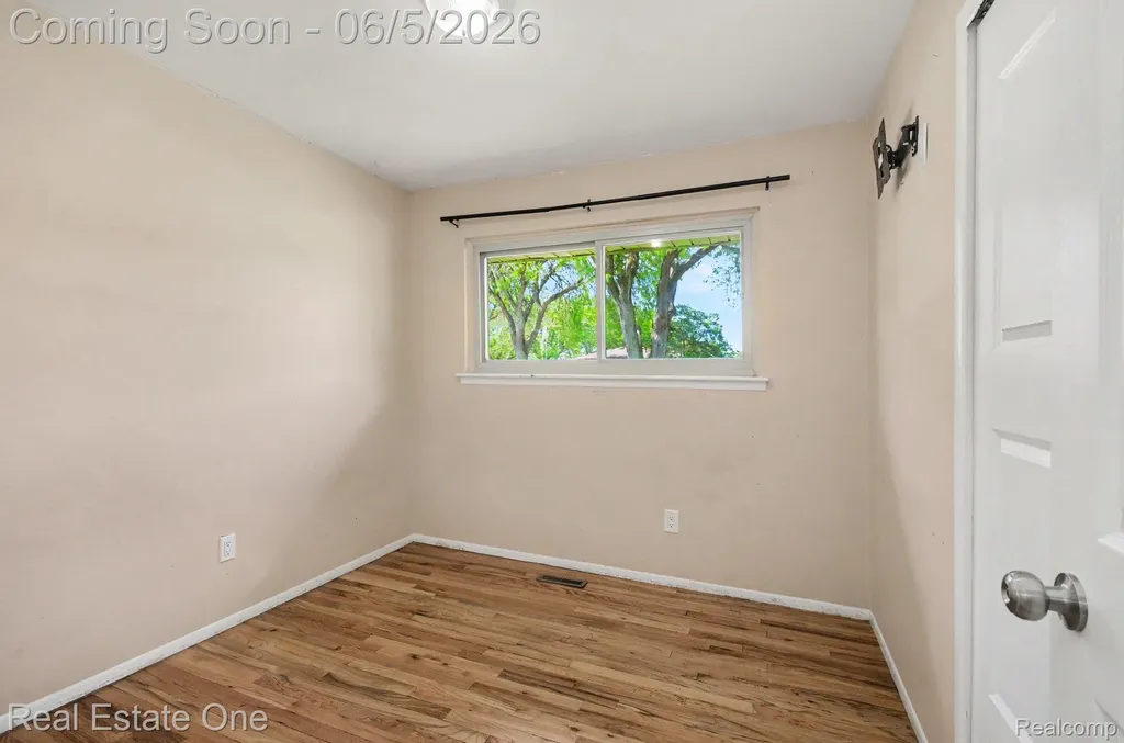 2510 Lincoln Drive Warren City MI 48092
