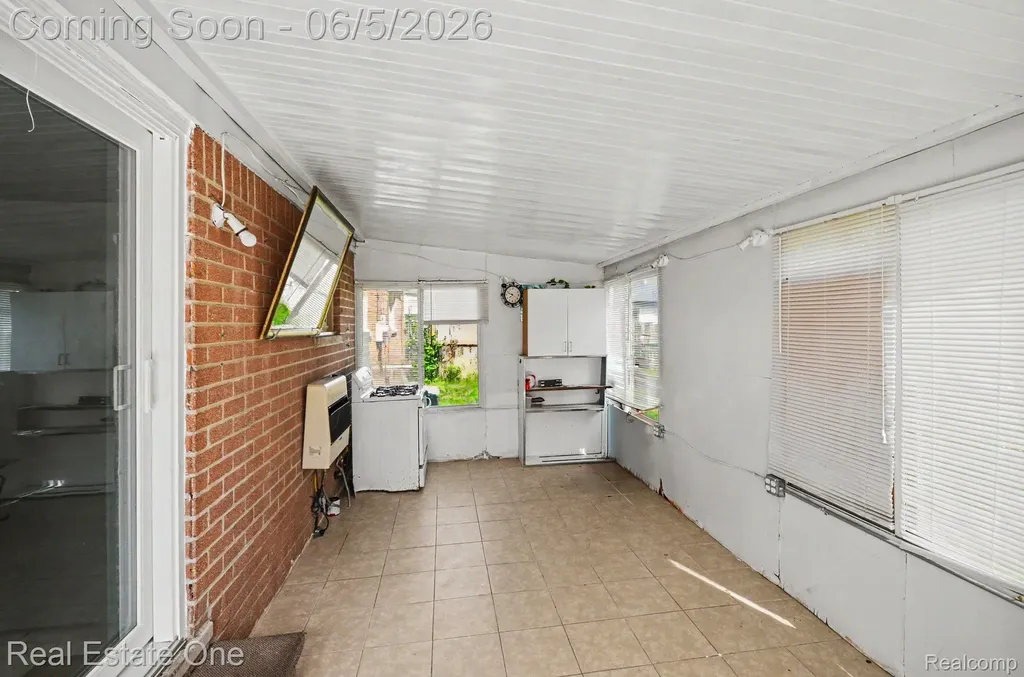 2510 Lincoln Drive Warren City MI 48092
