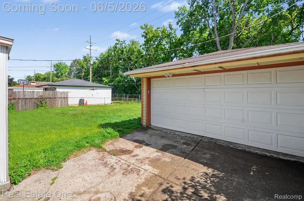 2510 Lincoln Drive Warren City MI 48092