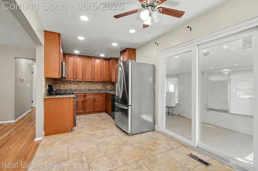 2510 Lincoln Drive Warren City MI 48092