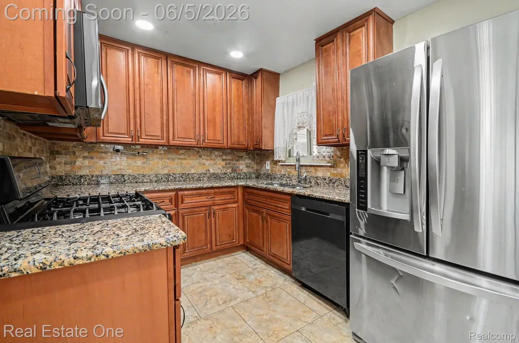2510 Lincoln Drive Warren City MI 48092