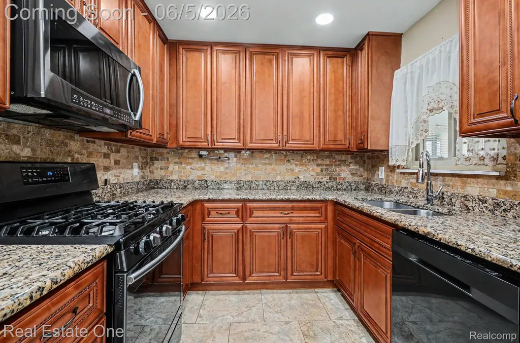 2510 Lincoln Drive Warren City MI 48092