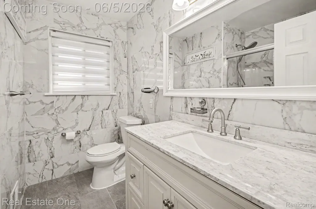 2510 Lincoln Drive Warren City MI 48092