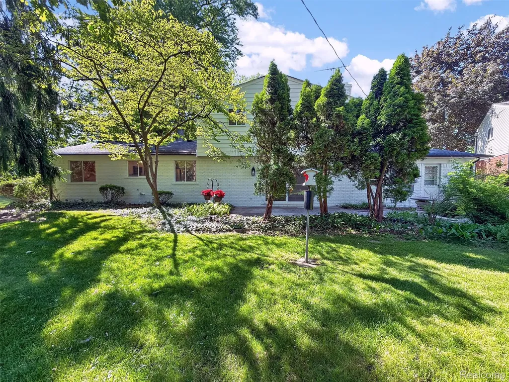 16240 Forestview Drive Clinton Charter Township MI 48036