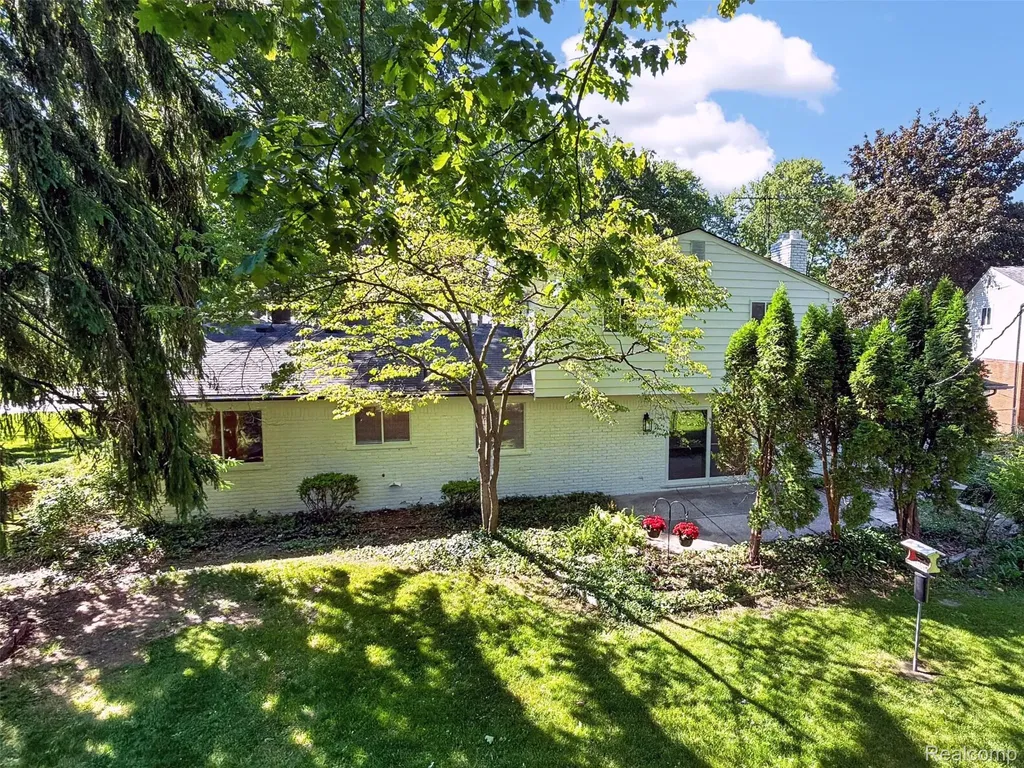 16240 Forestview Drive Clinton Charter Township MI 48036