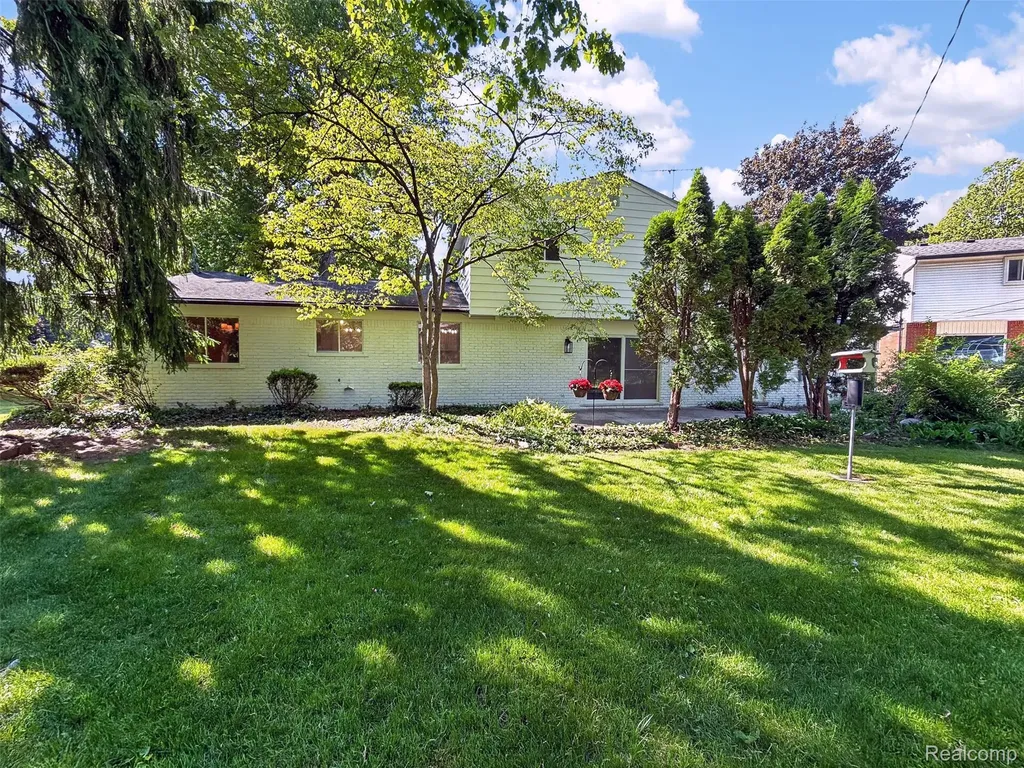 16240 Forestview Drive Clinton Charter Township MI 48036