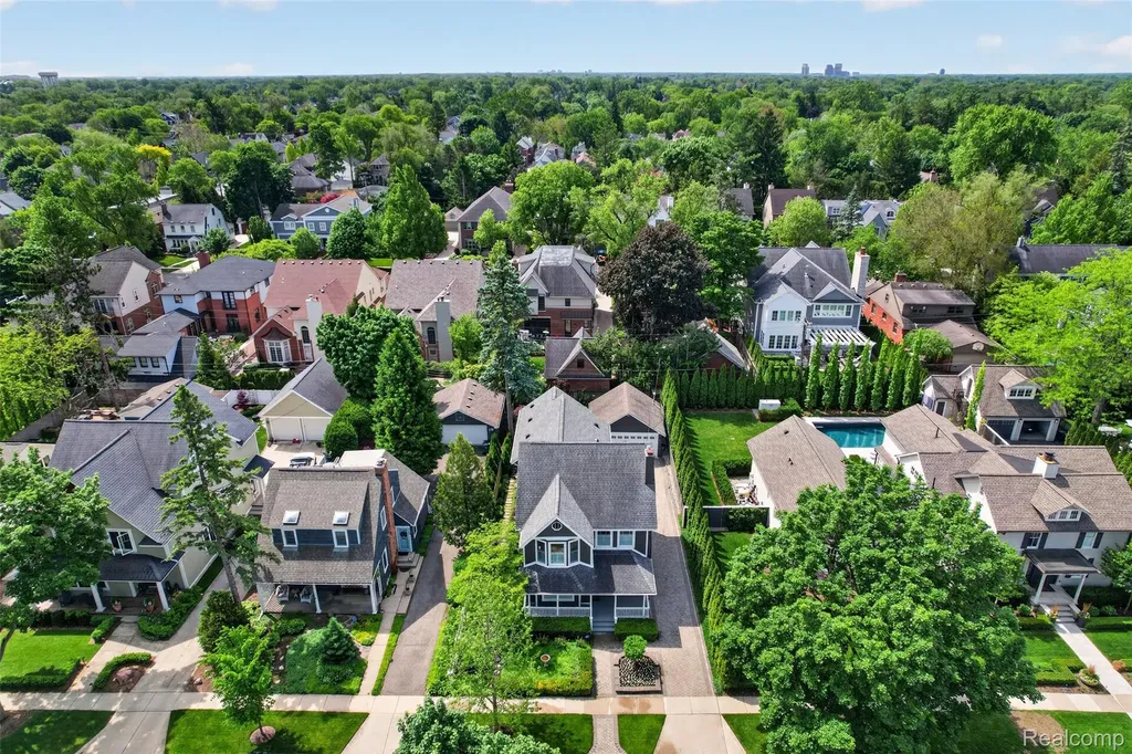 691 W Frank Street Birmingham City MI 48009