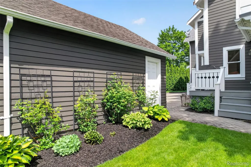 691 W Frank Street Birmingham City MI 48009