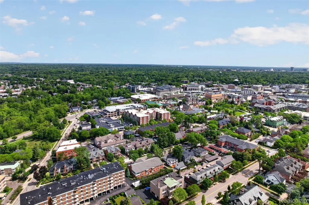 691 W Frank Street Birmingham City MI 48009